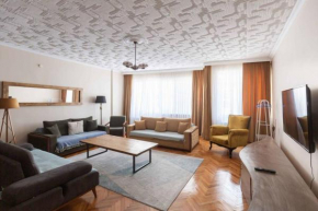 WONDER HOMES - Newly Decorated, Spacious Flat with 3 Bedrooms & 2 Bathrooms! 2 mins to Taksim Square